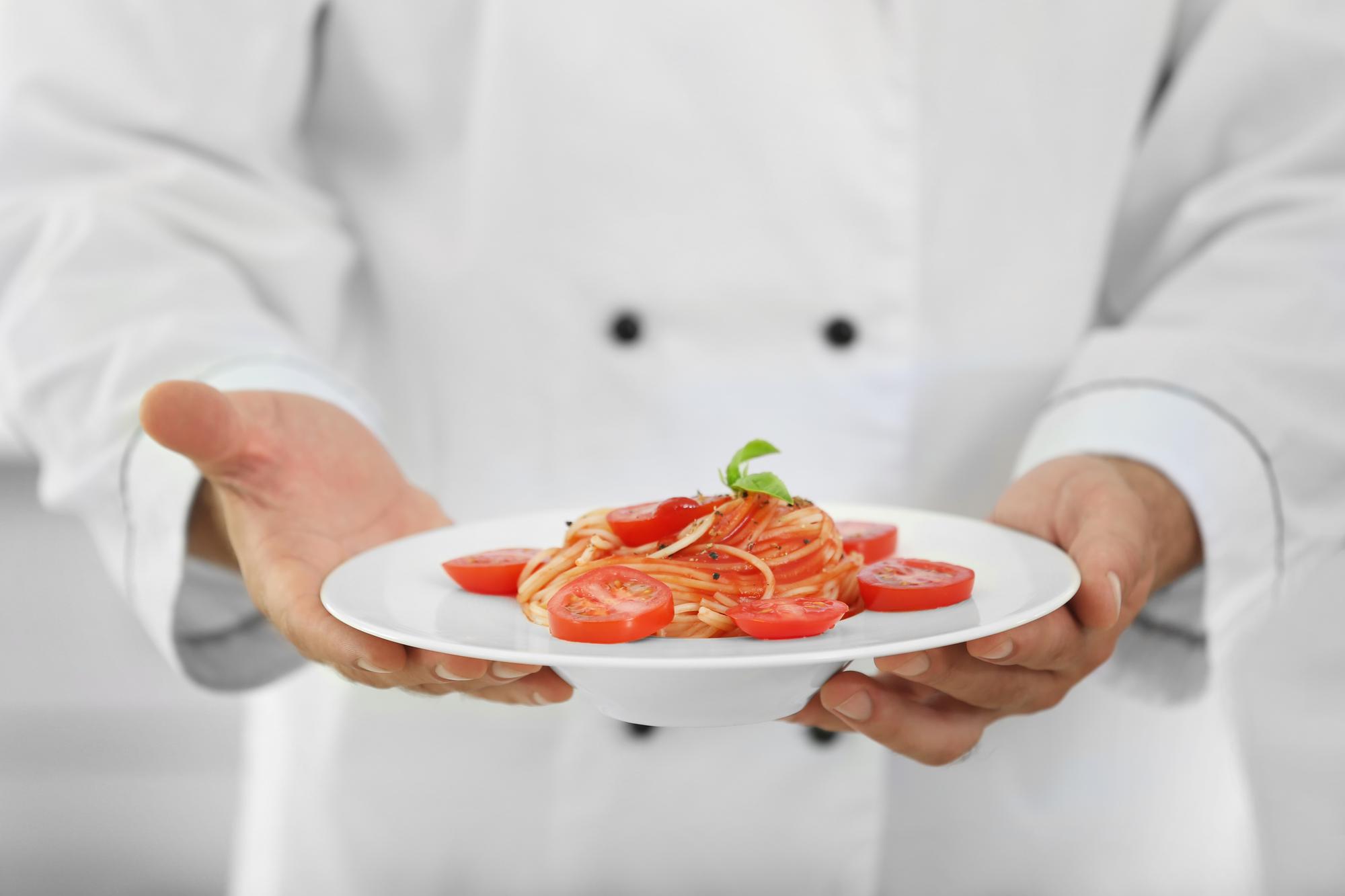 szef kuchni podający danie degustacyjne